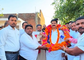 शेखूपुर विधानसभा में पीडीए प्रचार करने पहुंचे पूर्वमंत्री आबिद रजा से चुनाव मैदान में आने की मांग