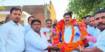 शेखूपुर विधानसभा में पीडीए प्रचार करने पहुंचे पूर्वमंत्री आबिद रजा से चुनाव मैदान में आने की मांग