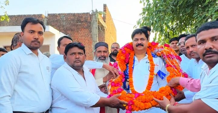 शेखूपुर विधानसभा में पीडीए प्रचार करने पहुंचे पूर्वमंत्री आबिद रजा से चुनाव मैदान में आने की मांग