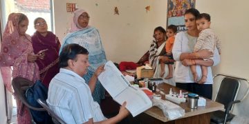 कौल्हाई पहुंचे सीएमओ ने देखी टीकाकरण की हकीकत