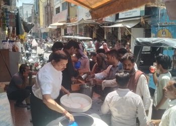 धूमधाम से मनाया बड़ा मंगल, 84 घंटा हनुमान मंदिर पर भंडारा में शरबत वितरण
