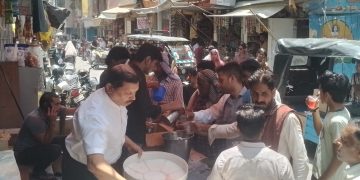 धूमधाम से मनाया बड़ा मंगल, 84 घंटा हनुमान मंदिर पर भंडारा में शरबत वितरण
