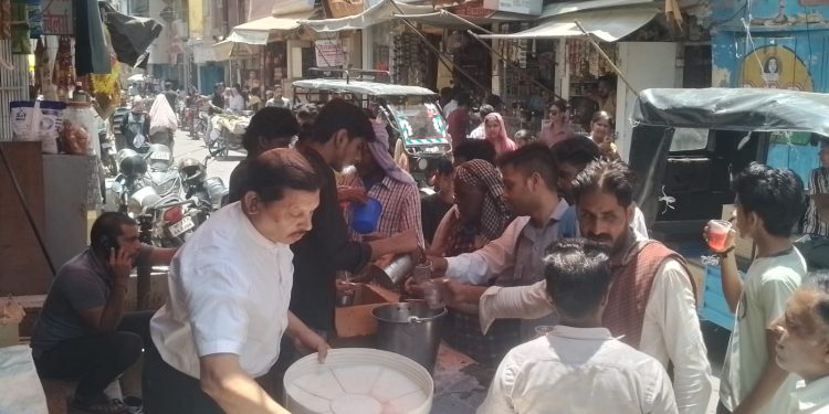 धूमधाम से मनाया बड़ा मंगल, 84 घंटा हनुमान मंदिर पर भंडारा में शरबत वितरण
