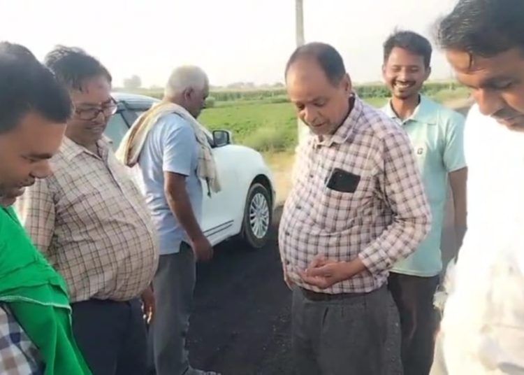 पीडब्ल्यूडी में भ्रष्टाचार : जो कर्मचारी थे वही बने ठेकेदार, डालते ही उखड़ने लगी सड़क