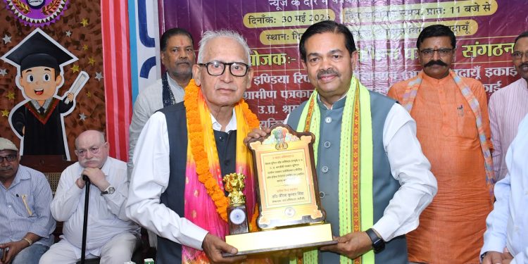 पत्रकार समाज को नई दिशा दिखाने में महत्वपूर्ण भूमिका निभाते हैं : बीएल वर्मा