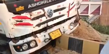 डंपर और ट्रक ने बाइक सवार को रौंदा, दो गंभीर घायल