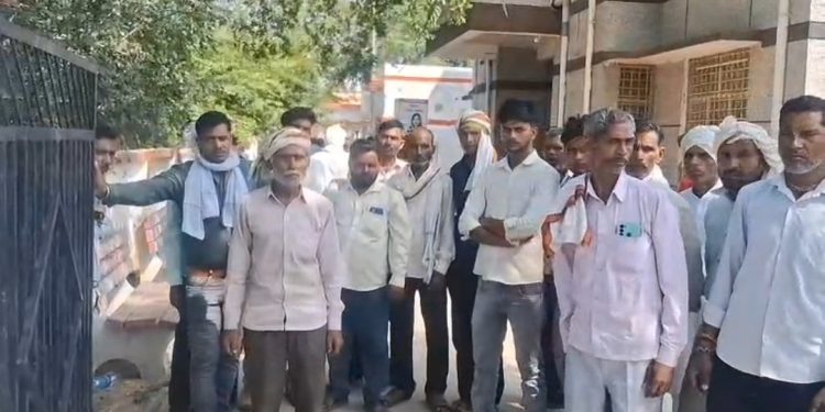 विवाहिता की गला दबाकर हत्या, शव पड़ोसी के दरबाजे पर मिला