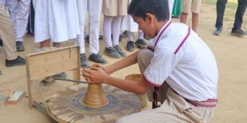 मदर एथीना स्कूल : समर कैंप के नौवें दिन बच्चों ने सीखी मिट्टी के बर्तन बनाने की कला