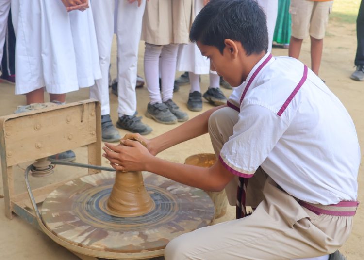 मदर एथीना स्कूल : समर कैंप के नौवें दिन बच्चों ने सीखी मिट्टी के बर्तन बनाने की कला