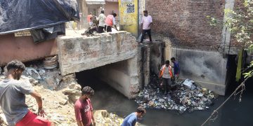 नगर पालिका दिनरात नालों की कर रही साफ-सफाई