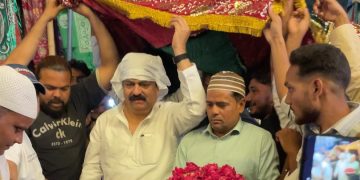 आबिद रजा ने हज़रत काज़ी शेख शहाब उद्दीन सोहरवर्दी की दरगाह पर की चादरपोशी