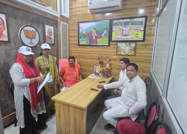 जनप्रतिनिधियों के आवहान के साथ बदायूं में जनगणना का कार्य शुरू