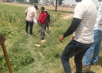 शमशान भूमि व रास्ते से हटाया गया अवैध कब्जा, अफसरों ने चलवाया बुल्डोजर