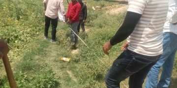 शमशान भूमि व रास्ते से हटाया गया अवैध कब्जा, अफसरों ने चलवाया बुल्डोजर
