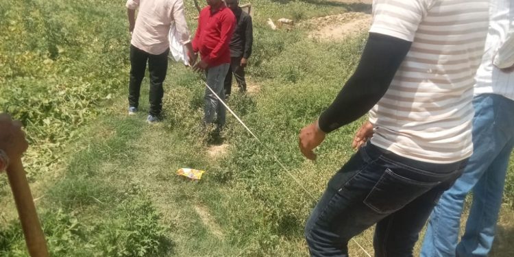 शमशान भूमि व रास्ते से हटाया गया अवैध कब्जा, अफसरों ने चलवाया बुल्डोजर
