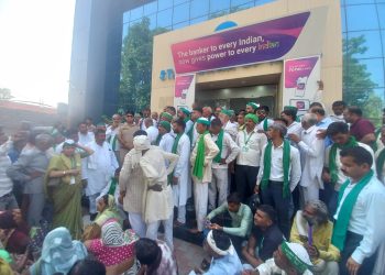 नवादा में एसबीआई शाखा पर भड़का किसान यूनियन, लगा भीषण जाम