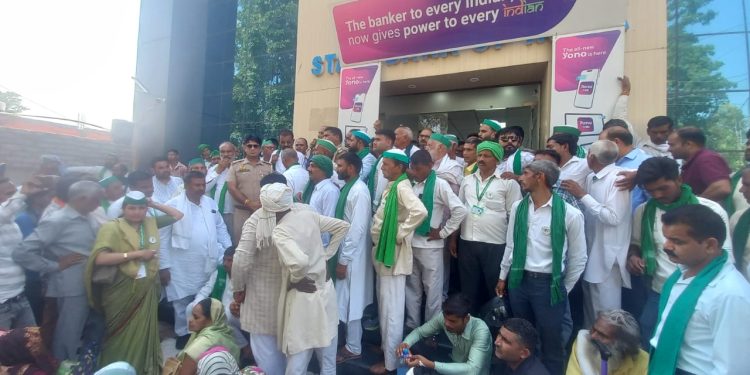 नवादा में एसबीआई शाखा पर भड़का किसान यूनियन, लगा भीषण जाम