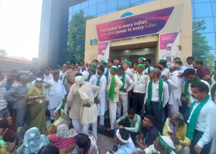 नवादा में एसबीआई शाखा पर भड़का किसान यूनियन, लगा भीषण जाम