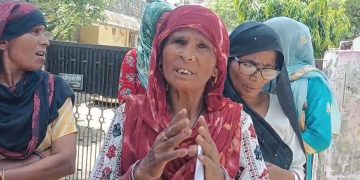 सामुदायिक शौचालयों पर तैनात महिलाओं का सोशण