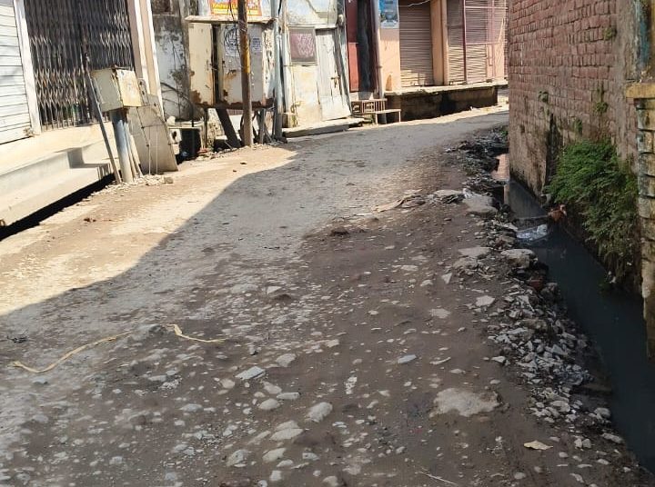 वर्षों पुरानी सड़क की दूर होगी बदहाली, विधायक महेश गुप्ता ने 17.50 लाख कराये मंजूर