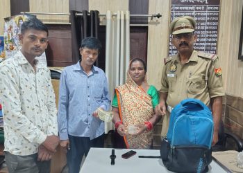 बदायूं यातायात पुलिस ने वापस दिलाया छूटा बैग, 61 हजार रुपये गहने भी मिले सुरक्षित