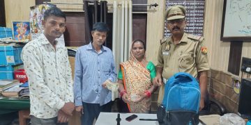 बदायूं यातायात पुलिस ने वापस दिलाया छूटा बैग, 61 हजार रुपये गहने भी मिले सुरक्षित