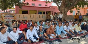 वेतन न मिलने पर एनएचएम कर्मियों का आंदोलन, चिकित्सा सेवाएं बेपटरी