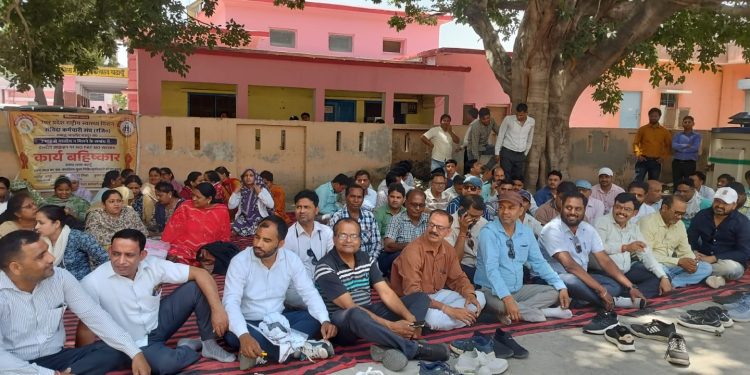 वेतन न मिलने पर एनएचएम कर्मियों का आंदोलन, चिकित्सा सेवाएं बेपटरी