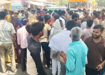 बिजली संकट : वजीरगंज में सड़कों पर उतरे किसान, जाम लगाकर हंगामा