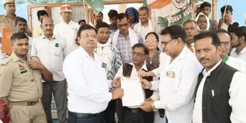पेट्रोलियम दामों में वृद्धि पर कांग्रेसियों का विरोध प्रदर्शन, ज्ञापन सौंपा