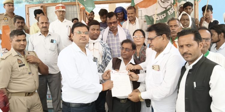 पेट्रोलियम दामों में वृद्धि पर कांग्रेसियों का विरोध प्रदर्शन, ज्ञापन सौंपा