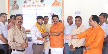 विधायक से स्मार्ट मोबाइल फोन पाकर आंगनबाड़ी कार्यकत्रियों के खिले चेहरा