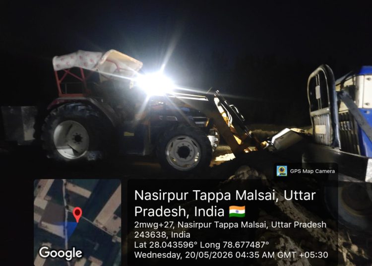 खनन माफियाओं पर छापामारी, दौड़ाकर एक ट्रैक्टर व लोडर पकड़ा