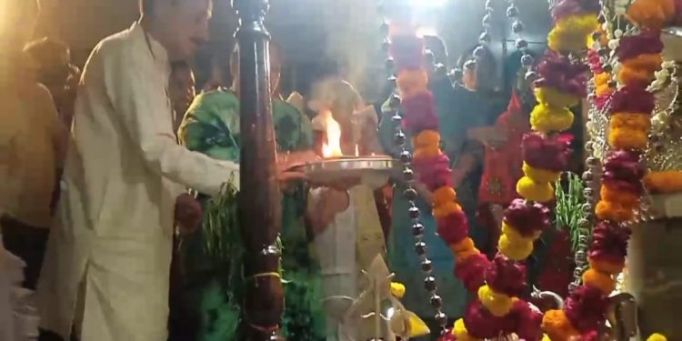 बिरूआबाड़ी मंदिर में भगवान शंकर-पार्वती की मूर्ति स्थापना