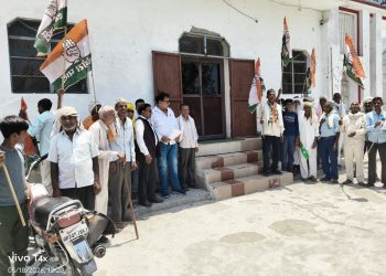 नरऊ गांव में नाला की पानी समस्या को कांग्रेसियों ने फिर सौंपा ज्ञापन
