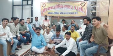व्यवसायिक गैस के सिलेंडर के दाम बढ़ाए जाने पर उद्योग व्यापार प्रतिनिधि मंडल का धरना प्रदर्शन