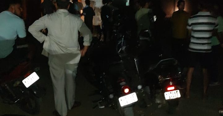 बिजली की अंधाधुंध कटौती,आवास विकास कॉलोनी के लोगों का फूटा आक्रोश, बिजलीघर पर हंगामा
