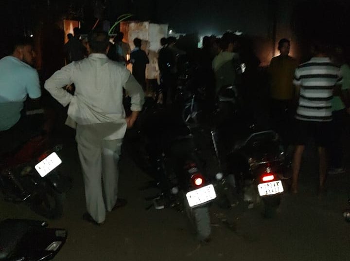 बिजली की अंधाधुंध कटौती,आवास विकास कॉलोनी के लोगों का फूटा आक्रोश, बिजलीघर पर हंगामा