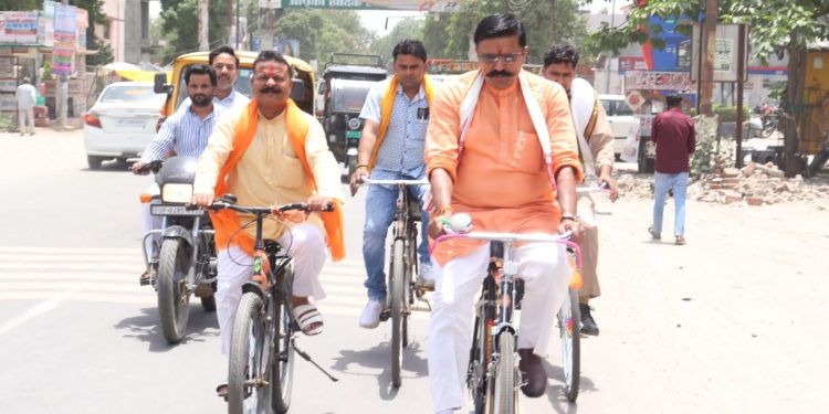 प्रधानमंत्री का आवाहन : सदर विधायक महेश चंद्र गुप्ता ने साइकिल से कार्यक्रमों में की सहभागिता