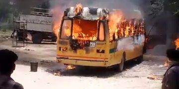 मदर पब्लिक स्कूल की बस में वर्कशॉप पर लगी आग, धूं-धुंकर जली