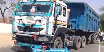 ओवरलोड डंपर ने पीटीओ की गाड़ी को मारी टक्कर,पुलिस ने घेराबंदी कर पकड़ा