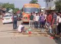 बदायूं : छात्रावास में गंदा पानी आने से परेशान छात्र ने हाइवे पर बैठकर धोए कपड़े तो मच गया हड़कंप