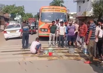 बदायूं : छात्रावास में गंदा पानी आने से परेशान छात्र ने हाइवे पर बैठकर धोए कपड़े तो मच गया हड़कंप