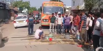 बदायूं : छात्रावास में गंदा पानी आने से परेशान छात्र ने हाइवे पर बैठकर धोए कपड़े तो मच गया हड़कंप