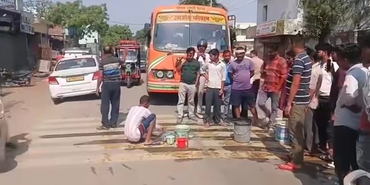 बदायूं : छात्रावास में गंदा पानी आने से परेशान छात्र ने हाइवे पर बैठकर धोए कपड़े तो मच गया हड़कंप