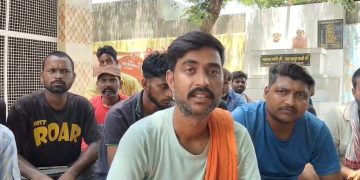 पीएफ और वेतन वृद्धि की मांग को लेकर हड़ताल पर गए आउटसोर्सिंग स्वच्छता कर्मचारी