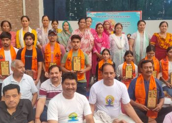 योग कक्षा में मेधावियों को किया सम्मानित