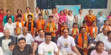 योग कक्षा में मेधावियों को किया सम्मानित