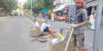 डीएम की फटकार के बाद नगर पालिका ने बनवाया डिवाइडर