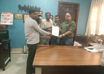 बदायूं में बिसौली विधायक से मिले छंटनी में हटाए गए कर्मचारी, न्याय की लगाई गुहार
